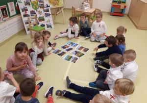 15 Dzieci siedzą w kole, poznajemy krajobraz Polski